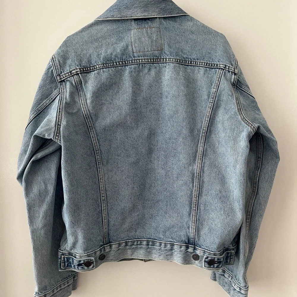Levi’s Medium Jean Jacket Light Wash - Picture 2 of 5